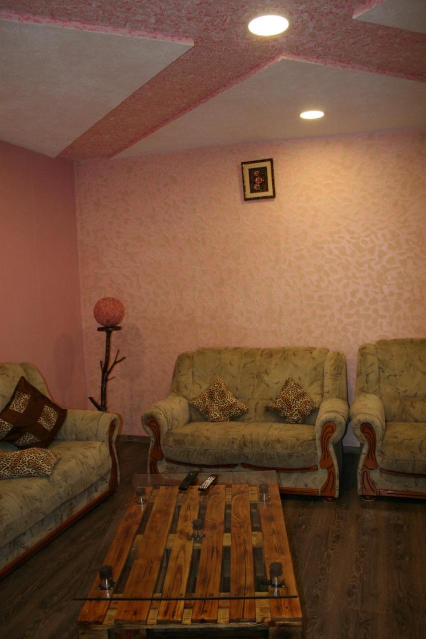 Guest House Nima Borjomi Bagian luar foto